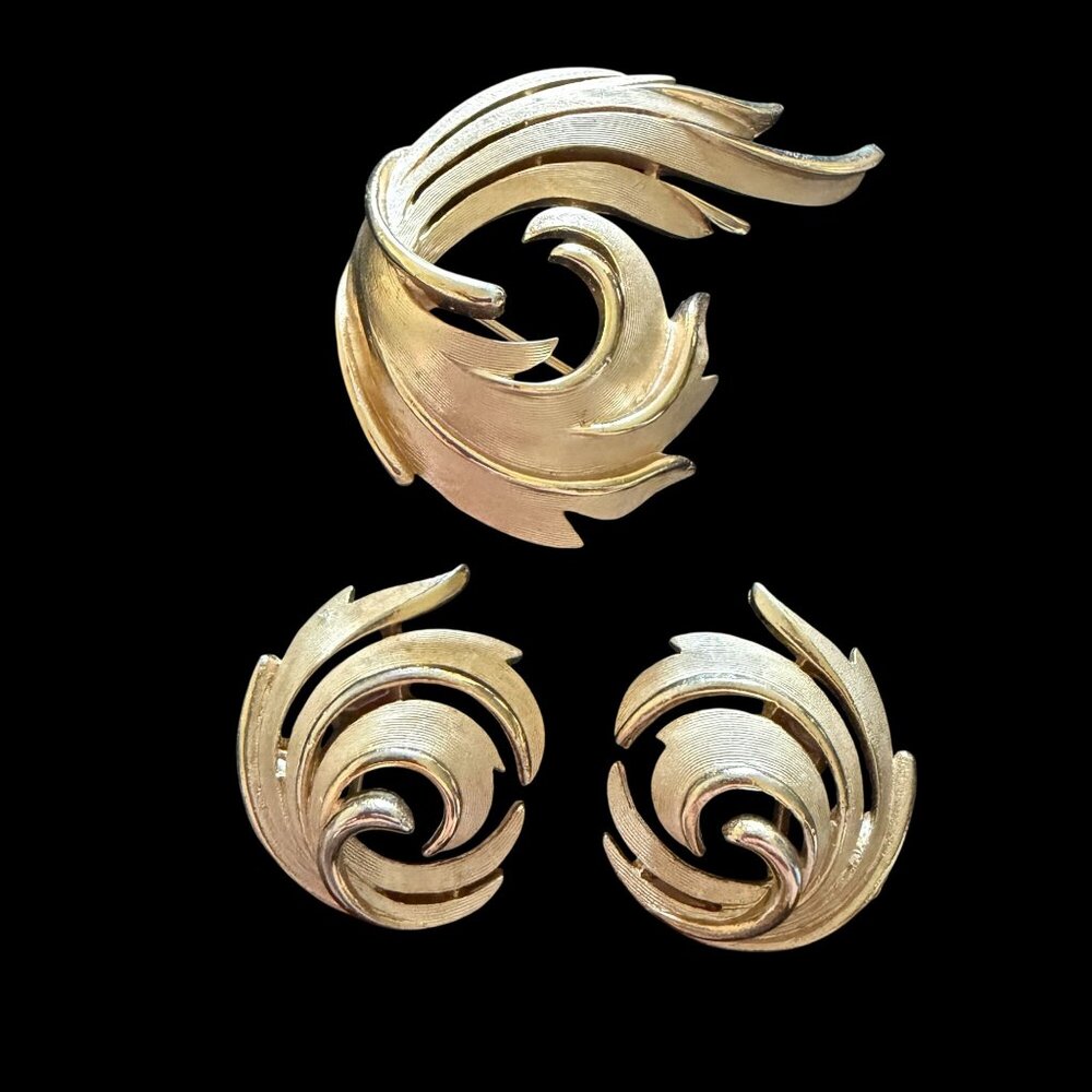 Trifari gold tone swirl clip on earring and matching brooch set y2k classic